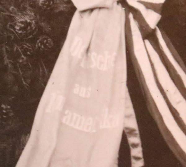 Kranzniederlegung Amerika-Deutsche am Grab des Alois Hitler